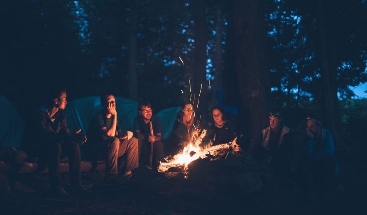 oskrivna regler på en camping högljudd
