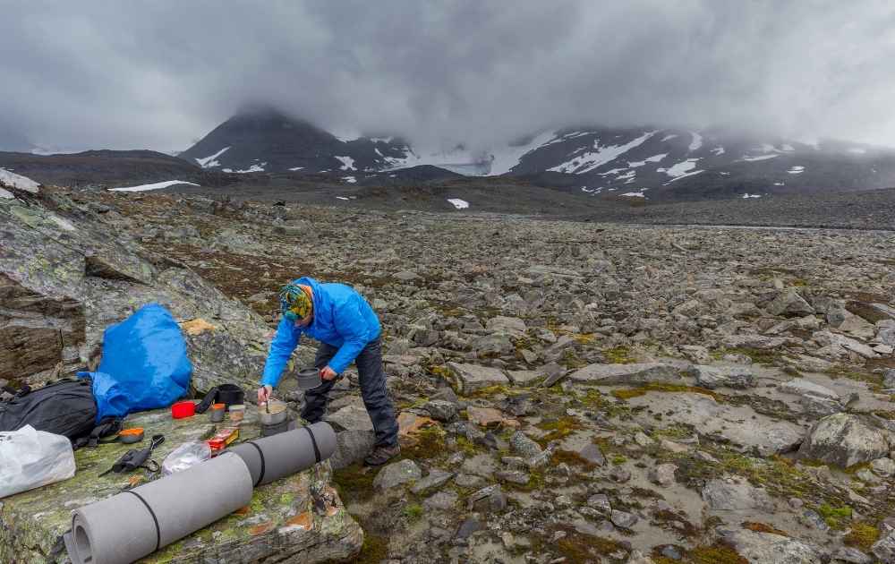 sätta fast liggunderlaget på ryggsäcken