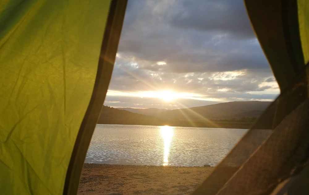 slå upp tältet innan solnedgången eftersom det är mest mygg då