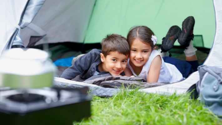 sova med barn i tält