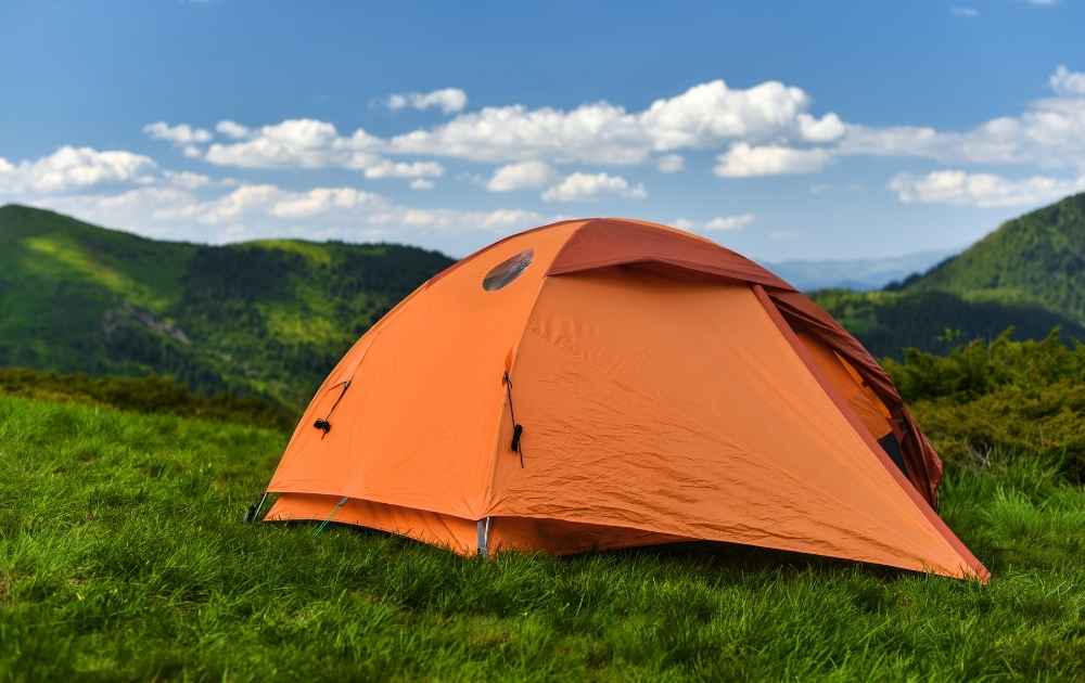 välj en tältplats på en öppen yta högt upp för att slippa mygg